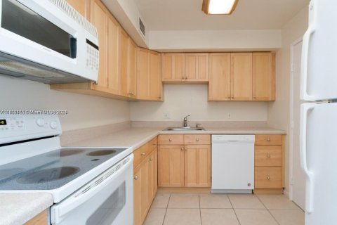 Condo in North Miami Beach, Florida, 1 bedroom  № 1365880 - photo 10