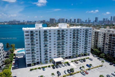 Condo in North Miami Beach, Florida, 1 bedroom  № 1365880 - photo 23