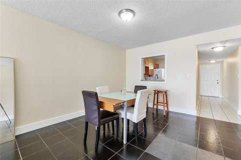 Condo in Oakland Park, Florida, 2 bedrooms  № 936806 - photo 24