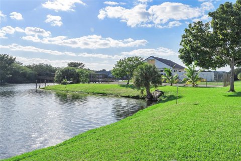 Condo in Oakland Park, Florida, 2 bedrooms  № 936806 - photo 1