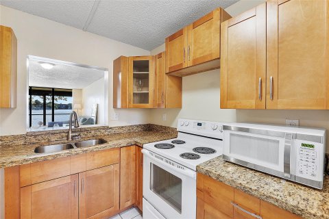 Condo in Oakland Park, Florida, 2 bedrooms  № 936806 - photo 11