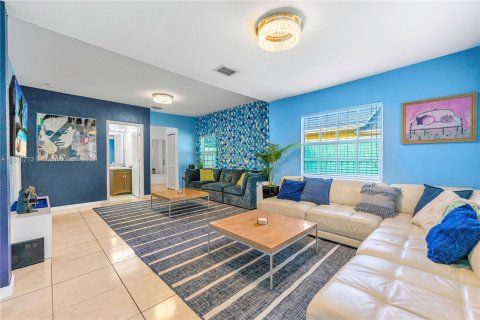 Casa en venta en Miami, Florida, 5 dormitorios, 133.41 m2 № 1310087 - foto 4