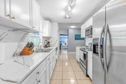 Casa en venta en Miami, Florida, 5 dormitorios, 133.41 m2 № 1310087 - foto 6