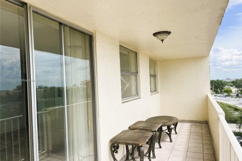 Condo in Hialeah, Florida, 3 bedrooms  № 1310084 - photo 14