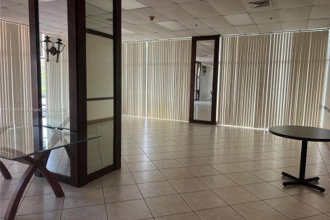 Condo in Hialeah, Florida, 3 bedrooms  № 1310084 - photo 22