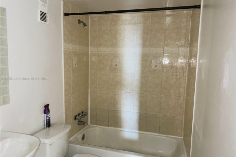 Condo in Hialeah, Florida, 3 bedrooms  № 1310084 - photo 16