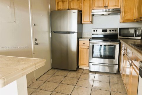 Condo in Hialeah, Florida, 3 bedrooms  № 1310084 - photo 9