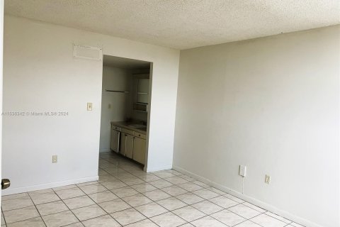 Condo in Hialeah, Florida, 3 bedrooms  № 1310084 - photo 17