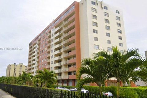 Condominio en venta en Hialeah, Florida, 3 dormitorios, 113.53 m2 № 1310084 - foto 1