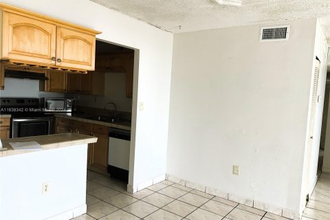 Condo in Hialeah, Florida, 3 bedrooms  № 1310084 - photo 12