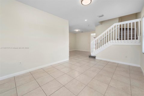 Townhouse in Hialeah, Florida 4 bedrooms, 177.81 sq.m. № 1238552 - photo 4