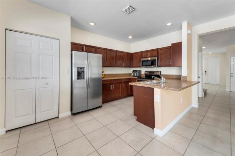 Townhouse in Hialeah, Florida 4 bedrooms, 177.81 sq.m. № 1238552 - photo 10