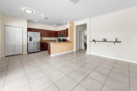 Touwnhouse à vendre à Hialeah, Floride: 4 chambres, 177.81 m2 № 1238552 - photo 9