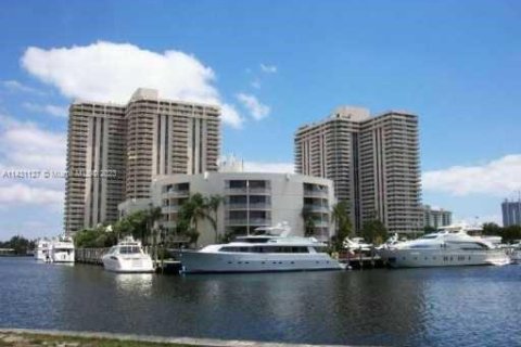 Copropriété à vendre à Aventura, Floride: 5 chambres, 447.79 m2 № 652294 - photo 1