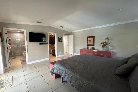 House in Miami, Florida 4 bedrooms, 249.91 sq.m. № 1271577 - photo 23