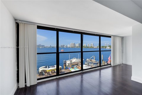 Townhouse in North Miami Beach, Florida 3 bedrooms, 158.86 sq.m. № 1321227 - photo 27