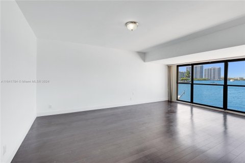 Townhouse in North Miami Beach, Florida 3 bedrooms, 158.86 sq.m. № 1321227 - photo 23