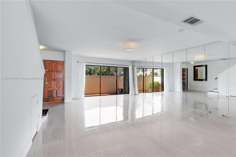 Townhouse in North Miami Beach, Florida 3 bedrooms, 158.86 sq.m. № 1321227 - photo 19