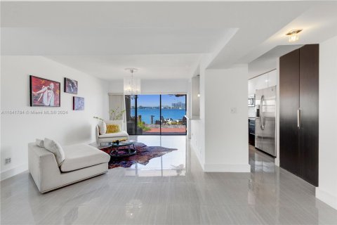 Townhouse in North Miami Beach, Florida 3 bedrooms, 158.86 sq.m. № 1321227 - photo 11