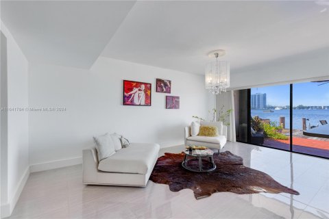 Townhouse in North Miami Beach, Florida 3 bedrooms, 158.86 sq.m. № 1321227 - photo 18