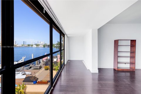 Townhouse in North Miami Beach, Florida 3 bedrooms, 158.86 sq.m. № 1321227 - photo 28