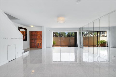 Townhouse in North Miami Beach, Florida 3 bedrooms, 158.86 sq.m. № 1321227 - photo 20