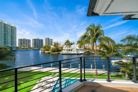 Villa ou maison à vendre à Golden Beach, Floride: 6 chambres, 586.49 m2 № 1116089 - photo 26