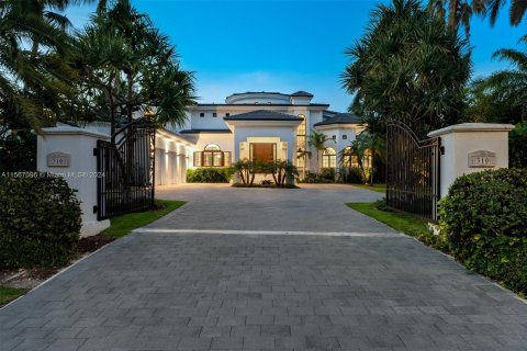 Villa ou maison à vendre à Golden Beach, Floride: 6 chambres, 586.49 m2 № 1116089 - photo 1