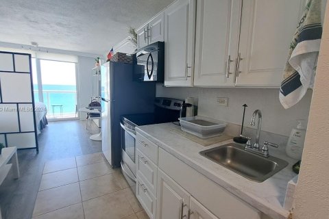 Hotel en venta en Sunny Isles Beach, Florida, 33.44 m2 № 1404616 - foto 10