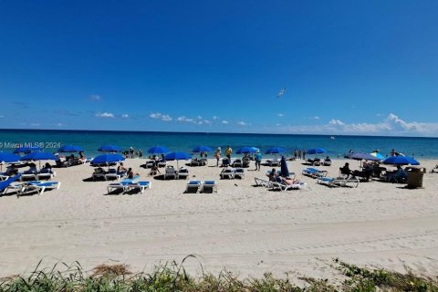 Hôtel, hôtellerie à vendre à Sunny Isles Beach, Floride: 33.44 m2 № 1404616 - photo 1