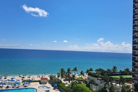 Hotel en venta en Sunny Isles Beach, Florida, 33.44 m2 № 1404616 - foto 2