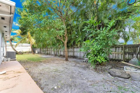 House in Miami, Florida 4 bedrooms, 251.39 sq.m. № 991354 - photo 20