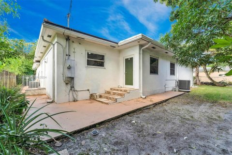 House in Miami, Florida 4 bedrooms, 251.39 sq.m. № 991354 - photo 19