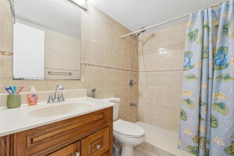 Condominio en venta en Hialeah, Florida, 2 dormitorios, 83.8 m2 № 1226206 - foto 12