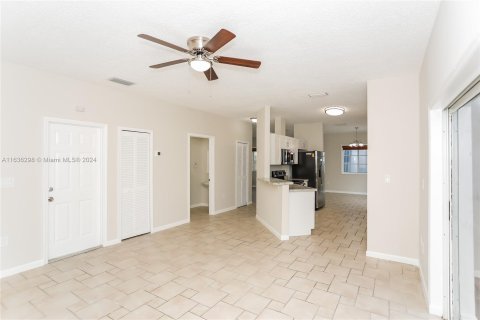 Casa en venta en Miami, Florida, 4 dormitorios, 206.99 m2 № 1309272 - foto 4