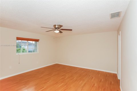 House in Miami, Florida 4 bedrooms, 206.99 sq.m. № 1309272 - photo 14