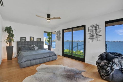 House in North Miami, Florida 5 bedrooms, 301.47 sq.m. № 1101714 - photo 9