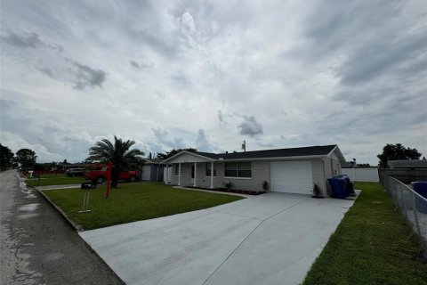 House in Holiday, Florida 3 bedrooms, 127.09 sq.m. № 1364378 - photo 3