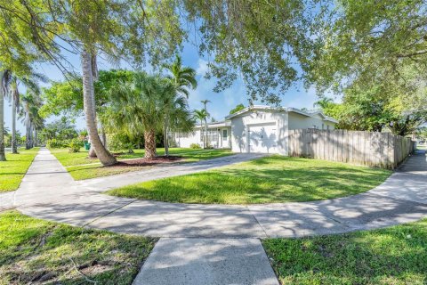 House in Cutler Bay, Florida 3 bedrooms, 120.68 sq.m. № 1232743 - photo 1