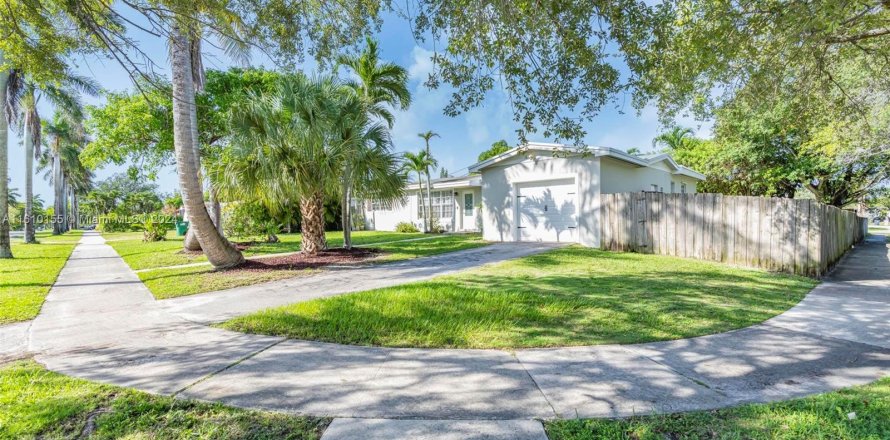 Villa ou maison à Cutler Bay, Floride 3 chambres, 120.68 m2 № 1232743