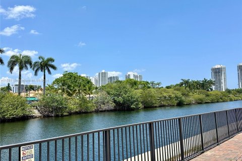 Condo in Aventura, Florida, 1 bedroom  № 1181488 - photo 17