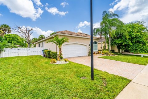 House in Pembroke Pines, Florida 3 bedrooms, 176.51 sq.m. № 1290970 - photo 3