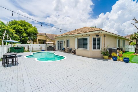 House in Pembroke Pines, Florida 3 bedrooms, 176.51 sq.m. № 1290970 - photo 20