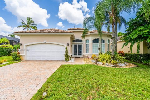 Villa ou maison à vendre à Pembroke Pines, Floride: 3 chambres, 176.51 m2 № 1290970 - photo 1