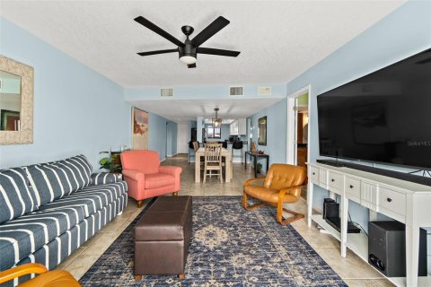 Condo in Cocoa Beach, Florida, 3 bedrooms  № 1379908 - photo 10