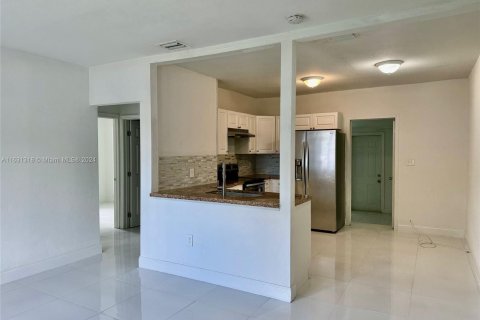 House in Miami, Florida 3 bedrooms, 158.12 sq.m. № 1292431 - photo 2