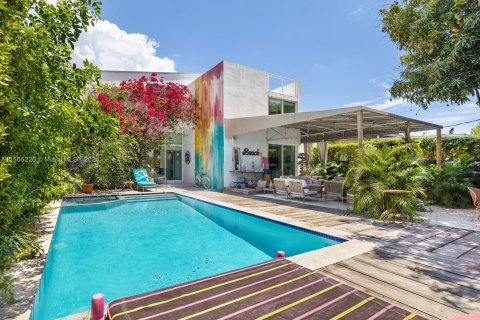 House in Miami, Florida 4 bedrooms, 227.42 sq.m. № 1101724 - photo 1