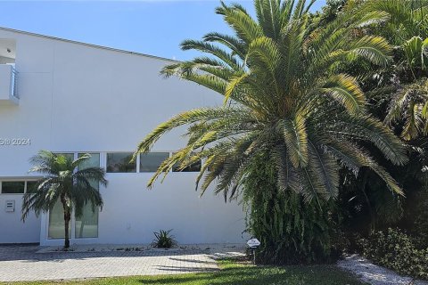 House in Miami, Florida 4 bedrooms, 227.42 sq.m. № 1101724 - photo 2