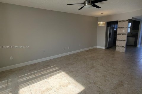 Condo in Sunrise, Florida, 2 bedrooms  № 1310632 - photo 9