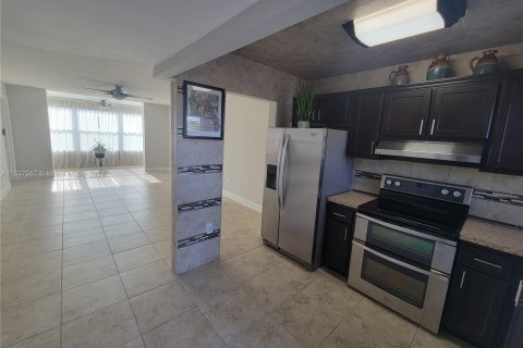 Condo in Sunrise, Florida, 2 bedrooms  № 1310632 - photo 4